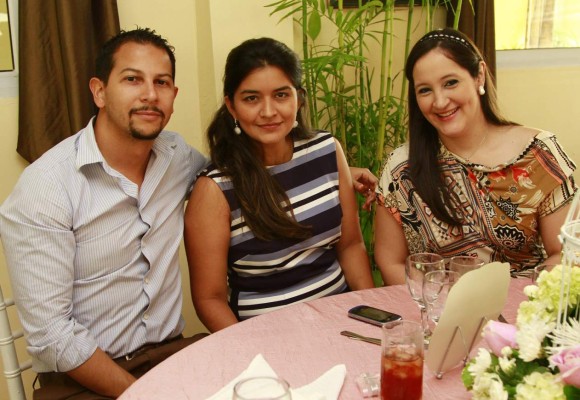 Marianne Castillo recibe el sacramento del bautismo