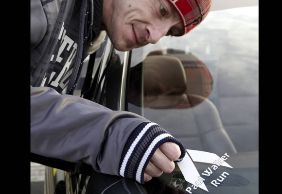 Miles homenajean al actor Paul Walker en el lugar donde falleció