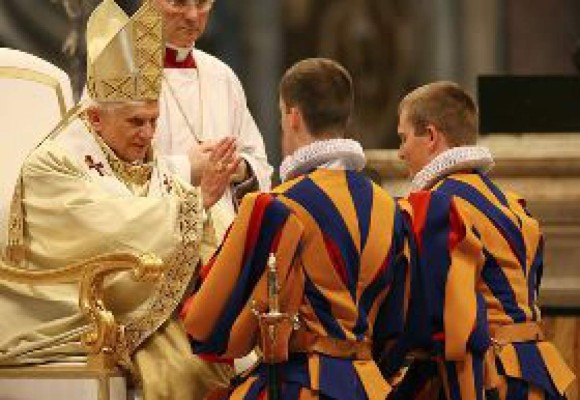Guardia Suiza cumple 500 años protegiendo al Vaticano