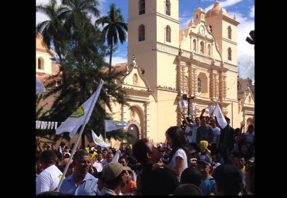 Salvador Nasralla ofrece un gobierno electrónico