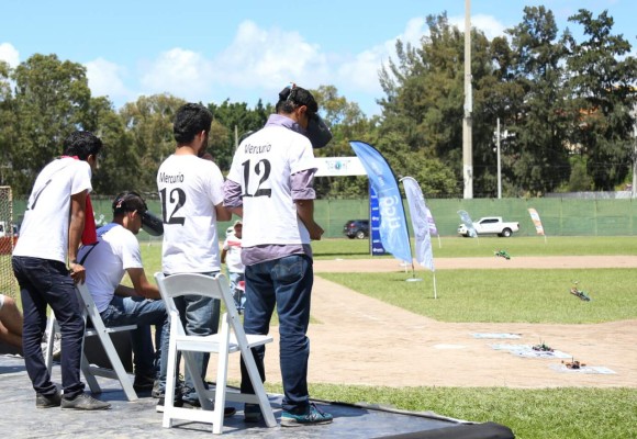 Creatividad dominó carrera de drones