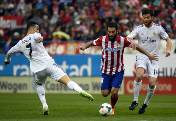 Cristiano Ronaldo salva el liderato del Real Madrid en un derbi vibrante