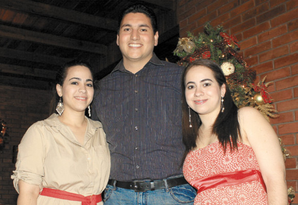 Celebran amena velada entre amigos