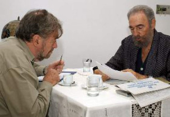 Fidel Castro irrumpe en fotos difundidas en TV durante Cumbre de Noal