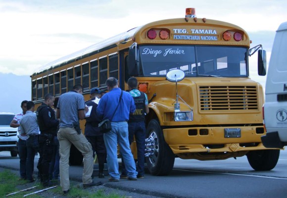 Ultiman a balazos a una mujer dentro de un bus