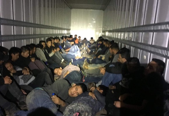 Rescatan a 76 indocumentados encerrados en camión de Texas