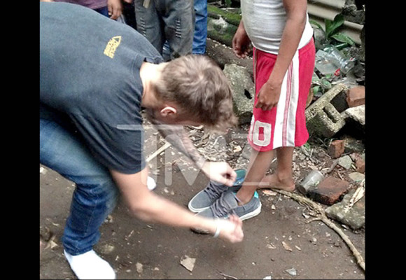 Justin Bieber regala zapatos en Guatemala