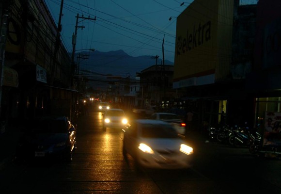 Siguen los apagones en el litoral atlántico; claman por soluciones