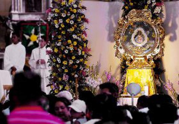 Fieles abarrotan santuario de la Virgen de Suyapa