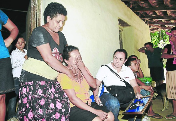 Familias de mineros hondureños oran para que se produzca el milagro