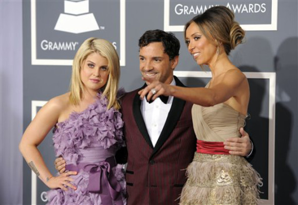 Lady Gaga llega 'incubada' en un capullo