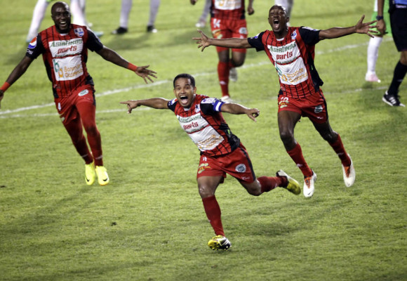 Espectacular remontada del Deportes Savio para complicar al Marathón