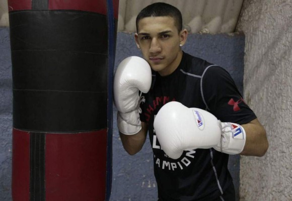 Teófimo López firma importante contrato y peleará en velada de Pacquiao