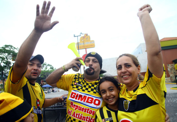 Aficionados del Real España celebran el título en las calles