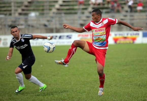 Rony Martínez domina el balón ante la mirada de Jorge Zaldívar.