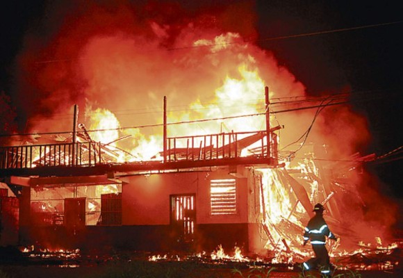 A cenizas se redujo el hotel y depósito La Isla