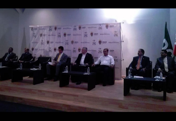 Foro termina en zafarrancho entre Nasralla y Andrés Pavón