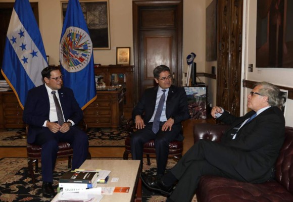 JOH se reúne en EEUU con el secretario general de la OEA  