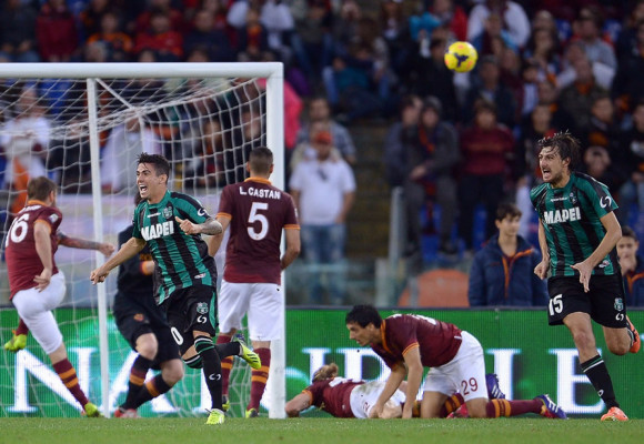 Sassuolo frena a la Roma y el Milán agrava su crisis contra el colista