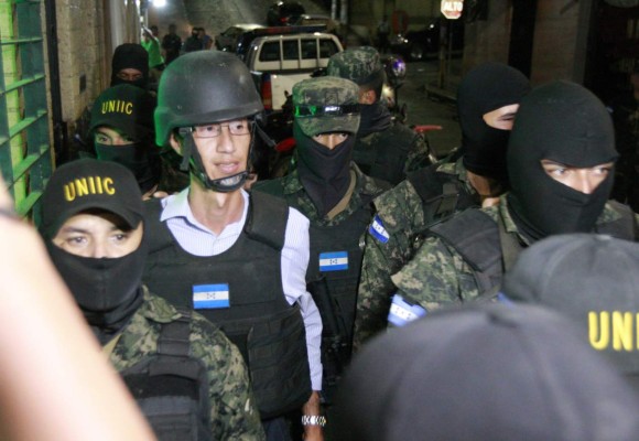 Se entrega exsecretario de la ex primera dama Rosa Elena de Lobo