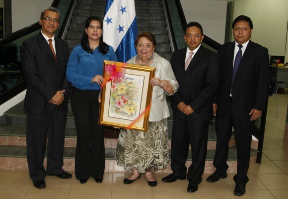 Premiando la labor con esencia de mujer