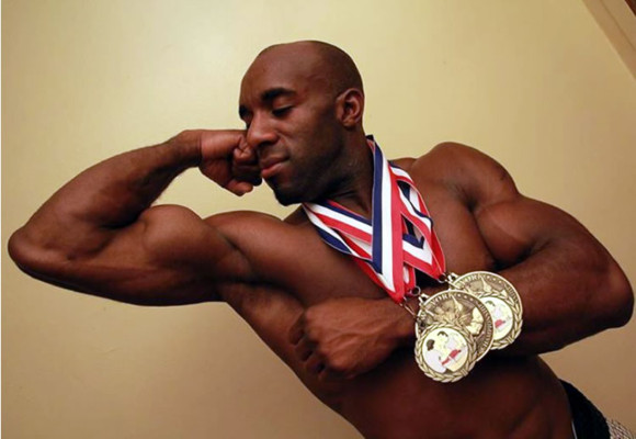 Hondureño boxea para combatir el abuso que sufría de niño