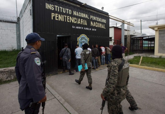 Se fugan dos reclusos de una cárcel en Honduras, recapturan a uno