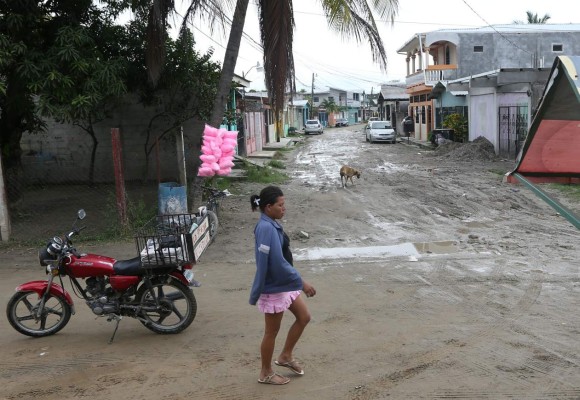 Calles de la Felipe Zelaya urgen reparaciones