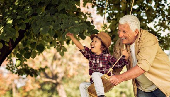 Las actividades recreativas en el exterior, necesarias para el desarrollo infantil, exigen un nivel de movilidad y resistencia que a veces pone a prueba las capacidades físicas de la población de la tercera edad.