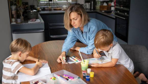 Aunque se haga con buena fe, sobreproteger a los hijos les infantiliza y frena su desarrollo en aspectos como la gestión de emociones desagradables, la creatividad o la resolución de problemas”, sostiene el psicólogo Enric Soler, para quien el aprendizaje por ensayo y error es imprescindible”.