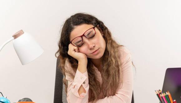 Perder la concentración con facilidad o sentirse irritable sin motivo son otros síntomas de la fatiga por azúcar.