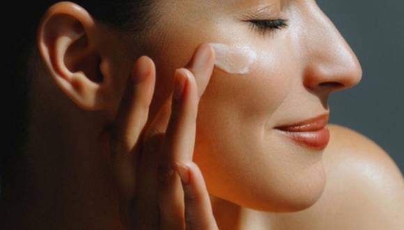 Es fundamental cuidar la piel con hidratación y exfoliación, retomar el ejercicio suavemente y reajustar los horarios de sueño de forma progresiva para evitar el síndrome postvacacional.