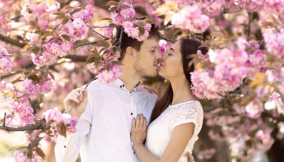 “Besar apasionadamente aumenta tus latidos de forma saludable y ayuda a disminuir la presión sanguínea”, dice la escritora Demirjian.