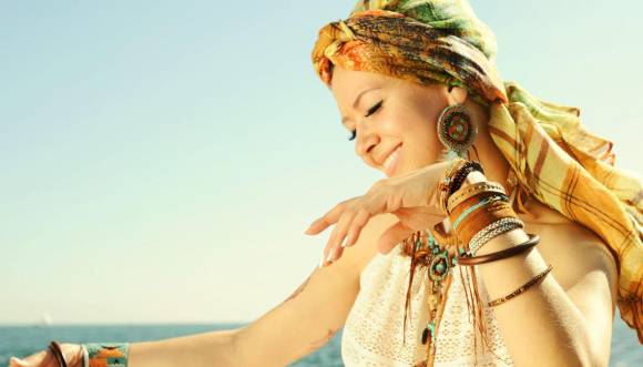 Los pañuelos son los complementos estrellas de este verano. Explora las diversas formas de lucirlos; asimismo, los maxicollares, pulseras y aretes superpuestos.