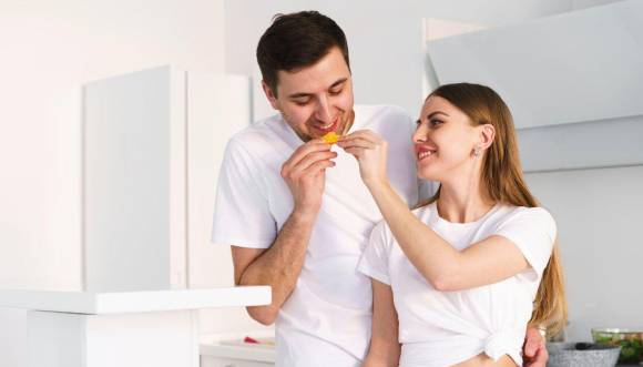 La pareja debe sincronizar en un estilo de vida activo que proteja la flexibilidad metabólica de ambos. Una buena práctica en pareja es salir a caminar. Podrían hacer una caminata de 20 minutos, todos los días, bailar juntos o salir en bicileta.