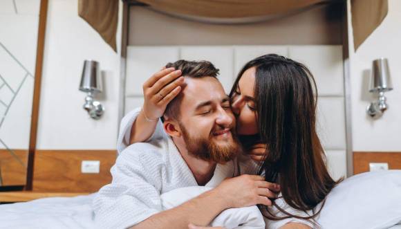 El efecto de una comunicación sexual de calidad trasciende el dormitorio. Según los estudios citados, una pareja que dialoga sobre su vida íntima experimenta mayor estabilidad emocional, mejor comprensión cotidiana y un sentido de bienestar general más robusto.