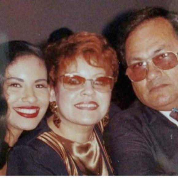 La intérprete era muy unida a sus padres Abraham Quintanilla Jr. y Marcella Ofelia Zamora, quienes la apoyaron en su carrera musical desde niña.