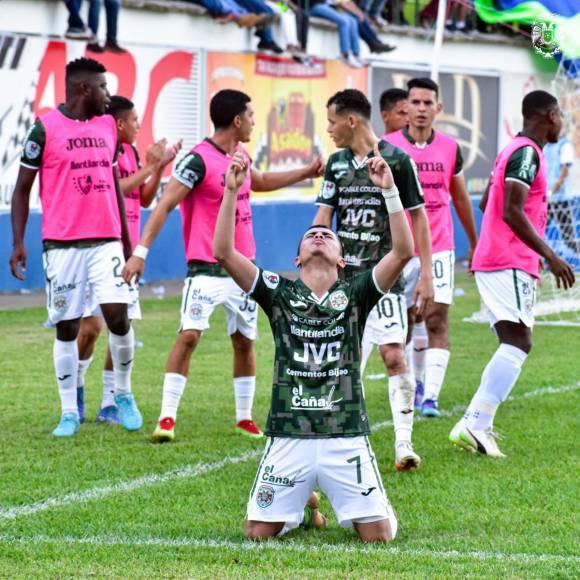 Isaac Castillo celebrando su gol contra el Olancho FC.