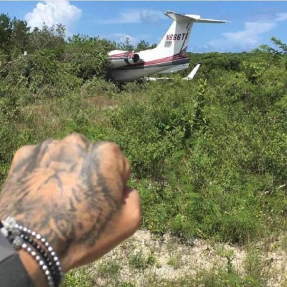 El cantante J Balvin compartió un video en el que explica que el avión privado en el que viajaba sufrió un accidente en las Bahamas.<br/><br/>