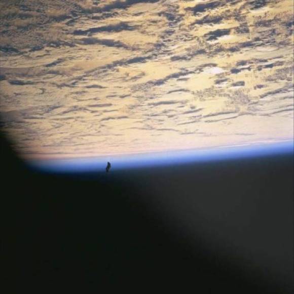 Supuestamente, hay un antiguo objeto oscuro, el cual ha estado orbitando alrededor de la tierra durante 13.000 años, al cuál se le llama “El satélite caballero oscuro”. La foto se tomó durante una misión de unos astronautas americanos en la Estación Espacial Internacional en 1998.