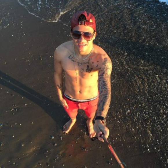 Era aficionado a los tatuajes y aprovechaba sus paseos a la playa para lucirlos.