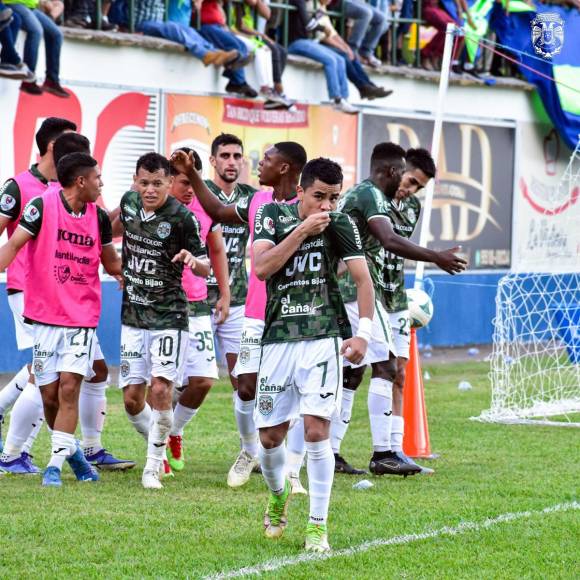 Isaac Castillo besó el escudo del Marathón tras marcar su gol para la ventaja del Marathón, 1-2, en el partido contra el Olancho FC.