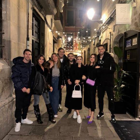 Una foto que también ilusionó fue el reencuentro con dos excompañeros del Barcelona. Messi y Antonella fueron a cenar con Jordi Alba y Sergio Busquets con sus respectivas parejas.