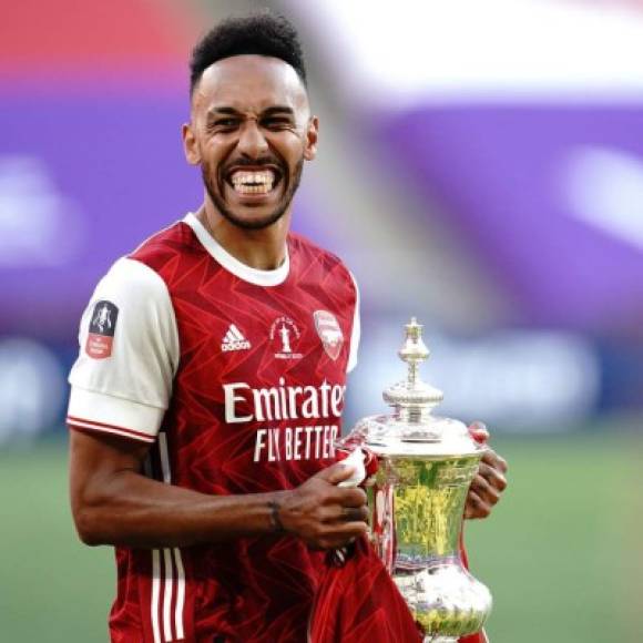 Pierre-Emerick Aubameyang y el Arsenal están muy cerca de llegar a un acuerdo para renovar el contrato del jugador gabonés, según el Daily Mirror. Sin embargo, el club reveló hace 24 horas el despido de 55 miembros del personal, una situación que ha enfurecido a la plantilla del primer equipo por las controvertidas propuestas del despido y que surgen momentos antes de la negociación por el nuevo contrato del delantero, que pretenden alargarlo hasta 2023 por un valor de 250.000 libras por semana.