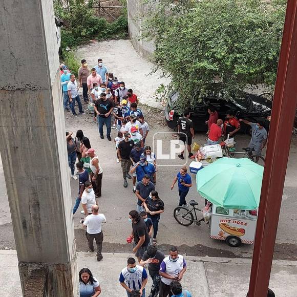 El partido ya había iniciado y en las afueras del Yankel estaba formada esta fila de aficionados para entrar al estadio.