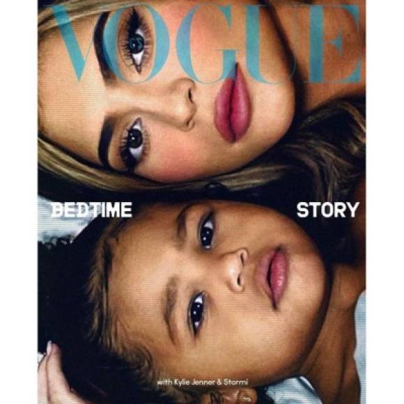 Para la edición 'Bedtime Story', Kylie Jenner siguió la dirección de los fotógrafos Luca y Alessandro Morelli a través de FaceTime, tomando la foto de la portada desde su cama usando su propio iPhone.