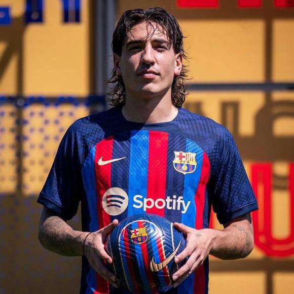 Según el medio deportivo Sport, Xavi le abrió la puerta de salida a Héctor Bellerín. Ambos mantuvieron una reunión la semana pasada donde el jugador le trasladó que el Sporting de Portugal, equipo que desea sus servicios y el DT dio el visto bueno. 