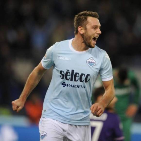 El Barcelona pretende hacerse con los servicios del marcador central de la Lazio, Stefan de Vrij, quien queda libre en junio. Mientras, el Inter le ofrece un contrato de cuatro años de duración a razón de 3 millones de euros por temporada.