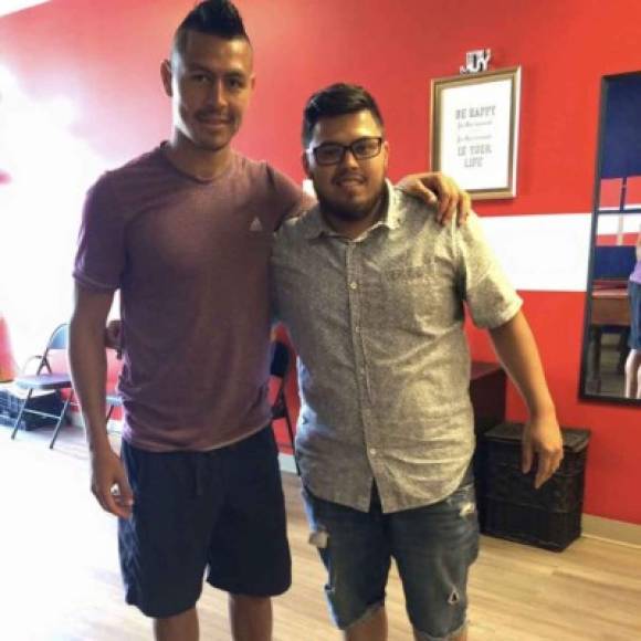El mediocampista Roger Espinoza ha sido una persona valiosa para el barbero hondureño Kilver Martínez.