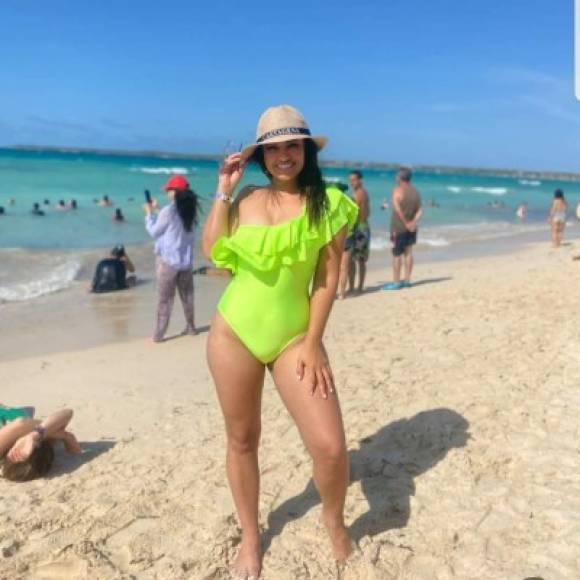 Milagro cautivó a sus seguidores con este conjunto de traje de baño verde en las playas de Barú, Cartagena.